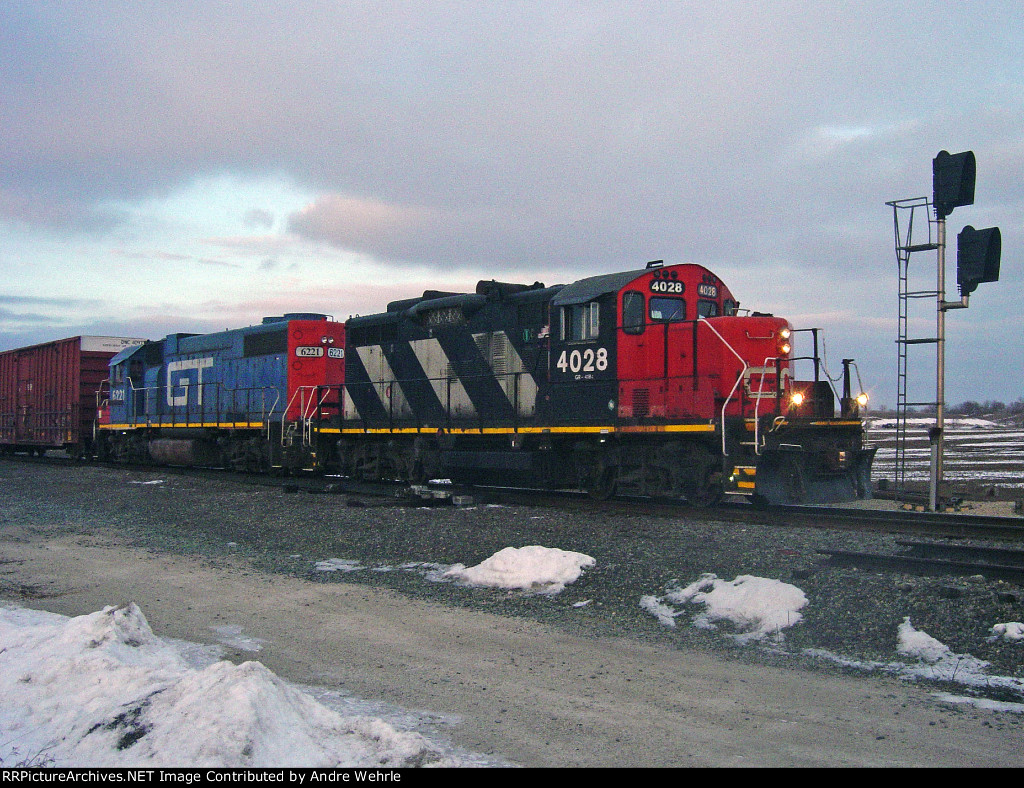 With other traffic finally clear, L508 heads down to do its Quad Graphics work